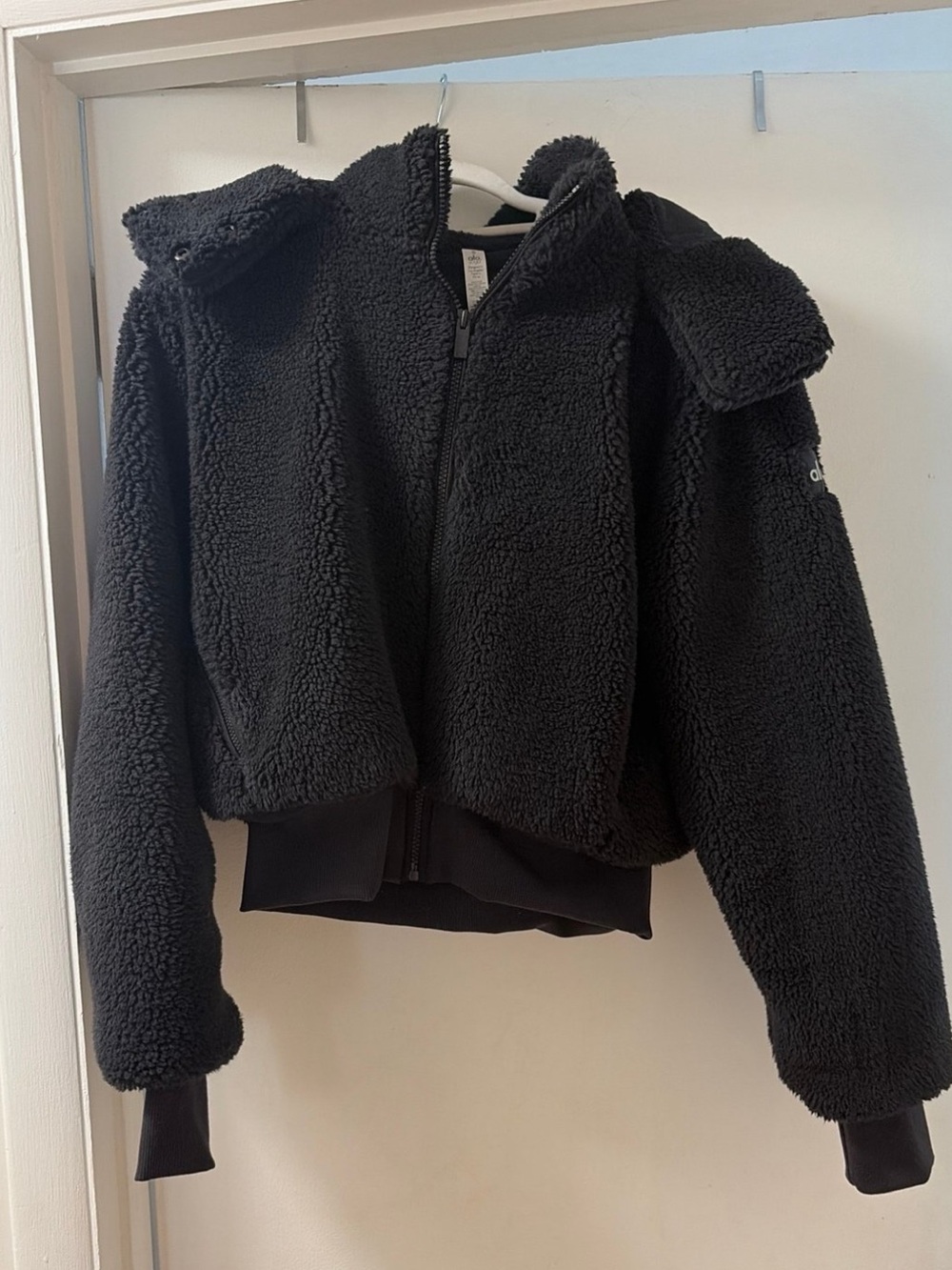 ALO Yoga Foxy Sherpa Jacket Black Teddy Fleece Full Zip Hooded size small - Picture 3 of 4